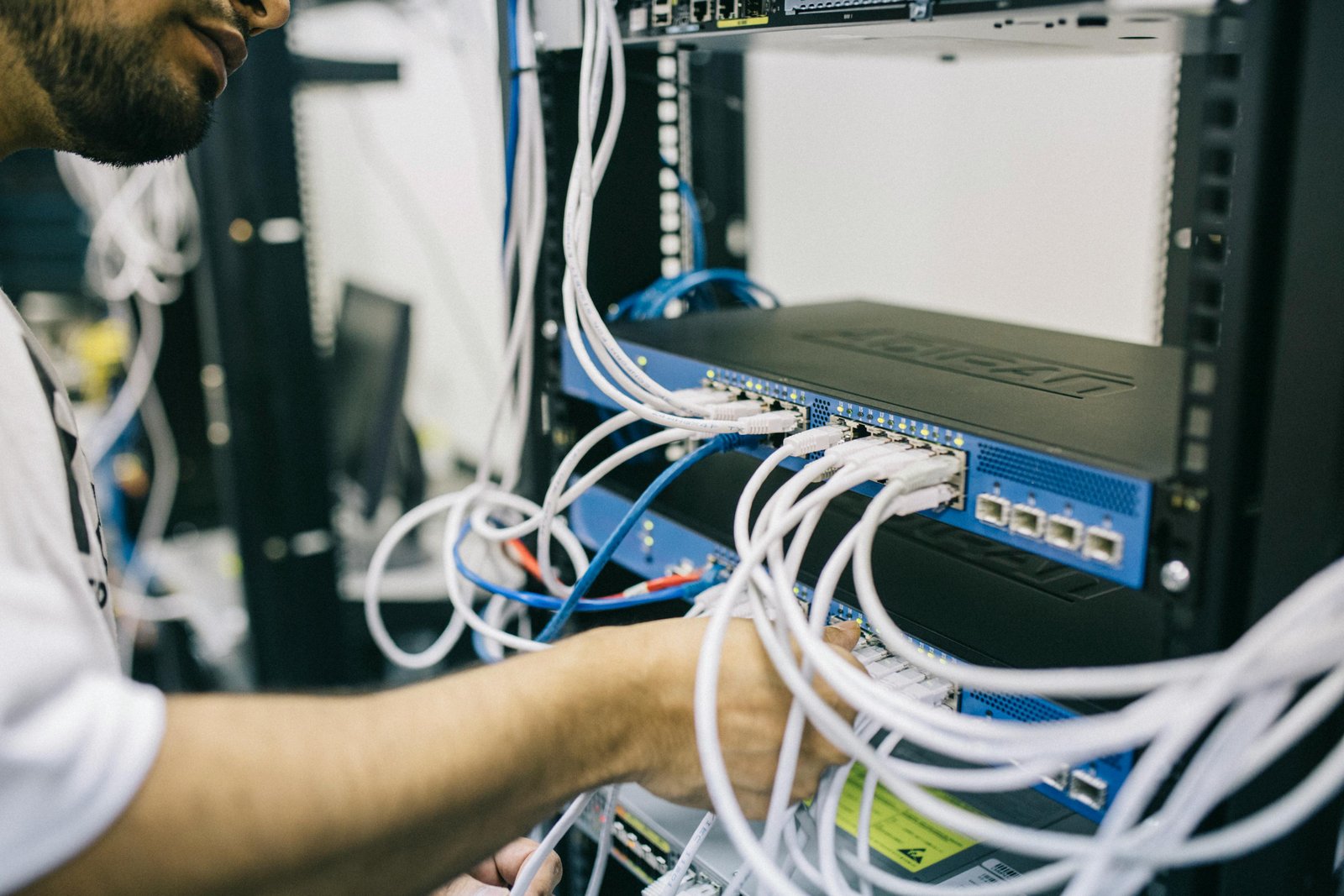 Foto de Field Engineer: https://www.pexels.com/es-es/foto/man-connection-utp-cables-en-switch-hub-dentro-de-la-habitacion-442150/