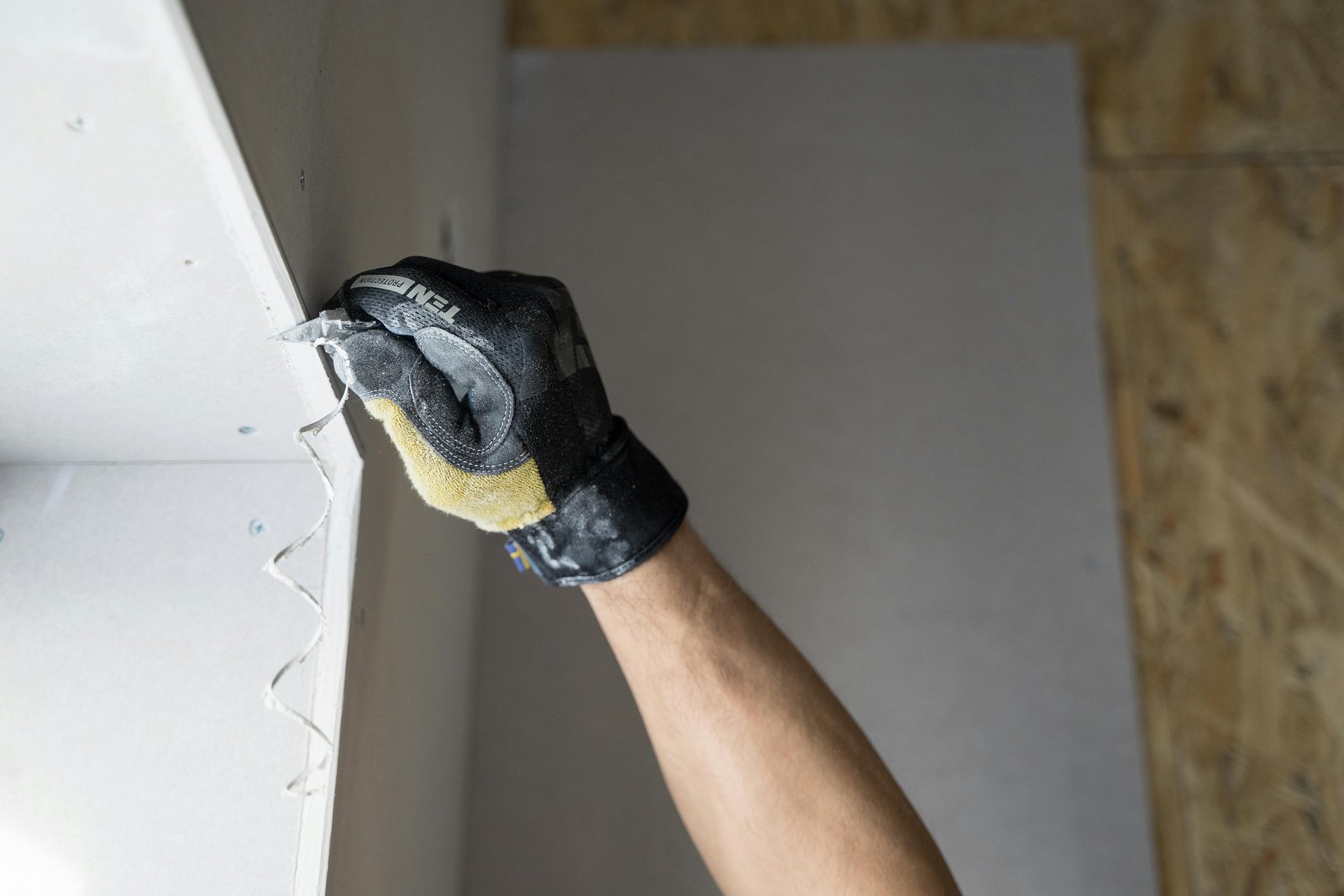 Foto de Jimmy Nilsson Masth: https://www.pexels.com/es-es/foto/hombre-manos-pared-muro-11427055/