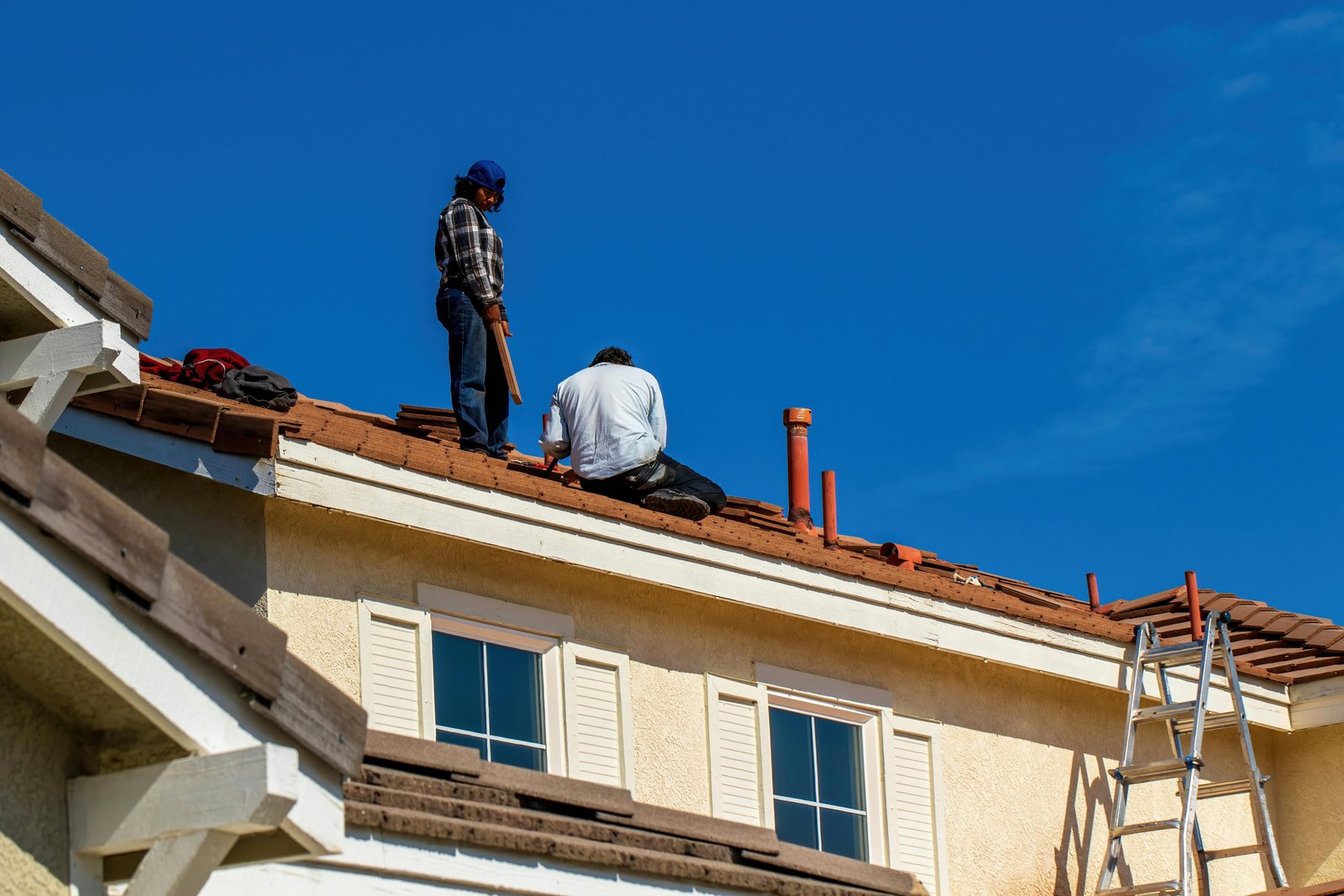 Foto de David Brown: https://www.pexels.com/es-es/foto/casas-hombres-casa-sentado-15964928/